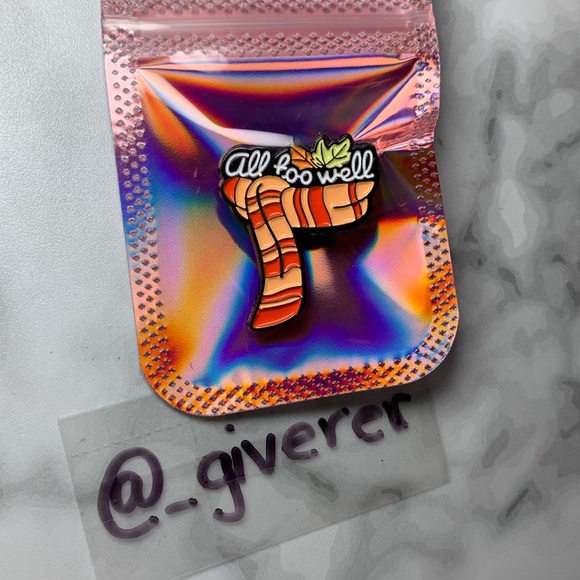 ALL TOO WELL SCARF - TAYLOR SWIFT RED - TAYLOR PIN - Picture 5 of 10